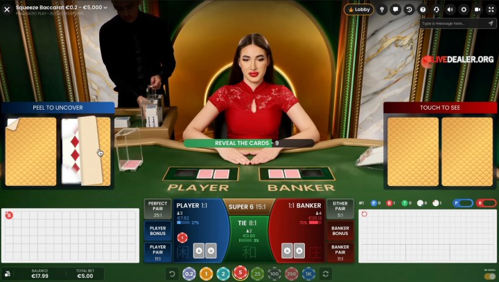 Squeeze Baccarat player squeeze